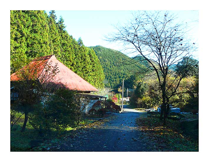 秋山の民家と晩秋風景