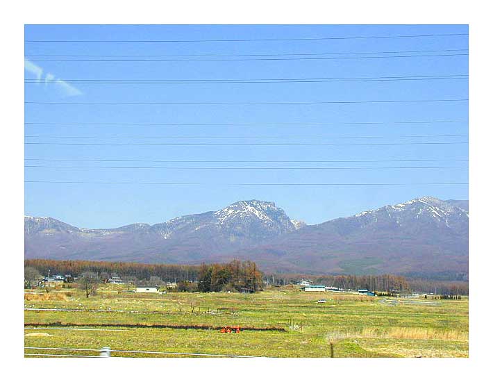 軽井沢から見る浅間山周辺の山塊と残雪