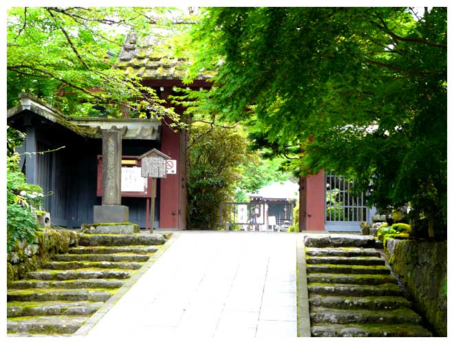 浄光寺の美しい山門入り口を登ってゆく