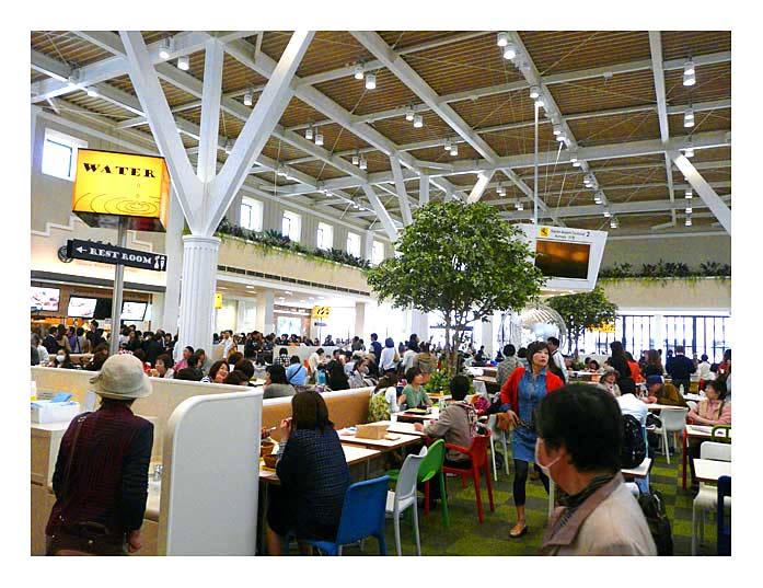 外人に人気の成田空港の発着時間表示板と食堂