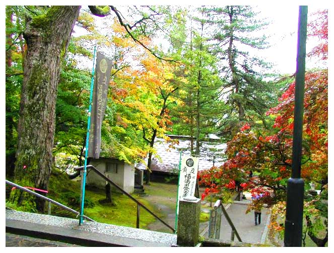圓蔵寺境内の階段を登る