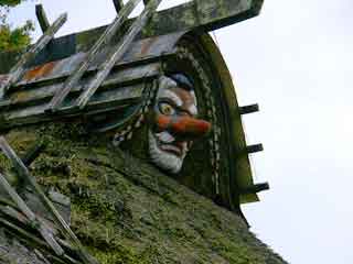 古風な古峰ヶ原神社の天狗の面が屋根の上に飾られている