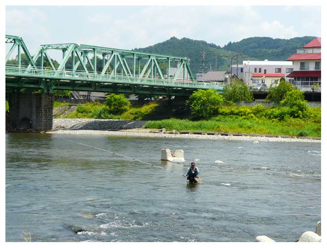 那珂川で釣りを楽しむ人