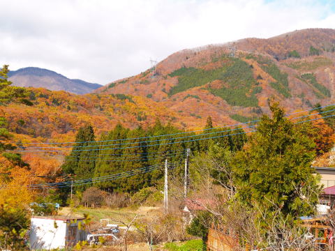 山の紅葉は比較的遅く山に包まれているので長く見られる