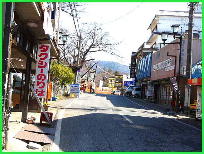 タクシー乗り場がなかなか歴史的な感じがする町筑波神社のある街