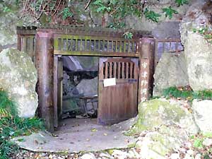 宇津野洞窟の入り口の木製の扉