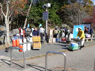 尚仁沢名水公園で名水を汲む人々